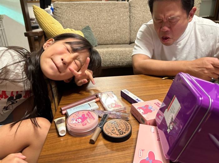 ダイアン・津田の妻、夫が娘に一気買いした品を公開「甘いよなーパパは」 
