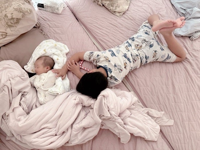 【写真・画像】 辻希美、次女をあやす三男の姿に涙「感動 こあありがとね」 　1枚目