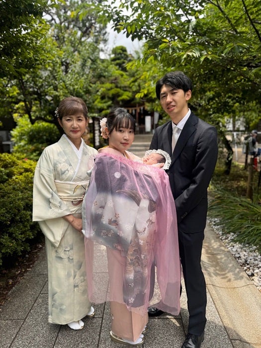 【写真・画像】 古村比呂、お宮参りで撮影した長男家族との集合ショット「素敵」「すごく幸せそう」の声 　1枚目