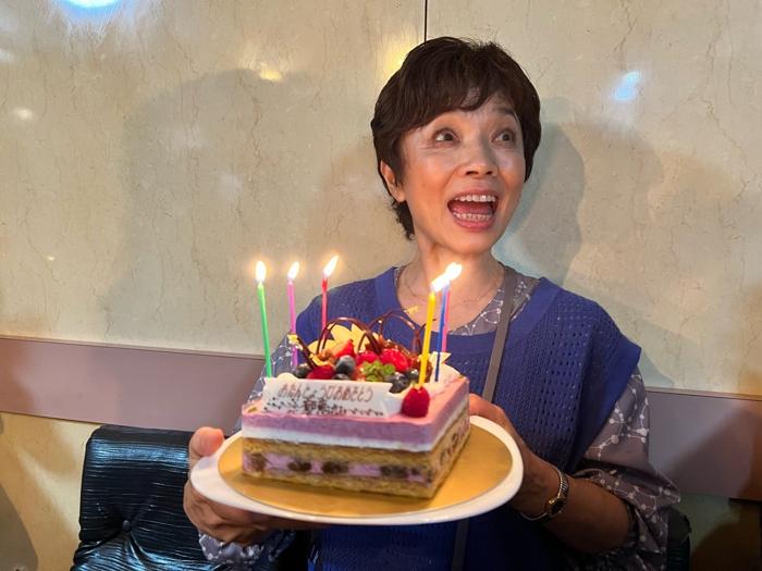 【写真・画像】 薬丸裕英、榊原郁恵をサプライズケーキで祝福した誕生日会「鎧塚さんに作ってもらった」 　1枚目