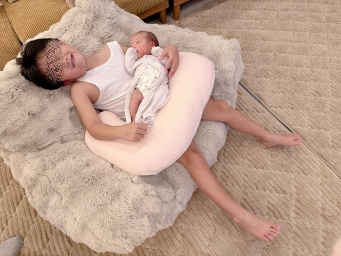 【写真・画像】 辻希美、次女の面倒を見るようになった三男「沢山抱っこしてくれて」 　1枚目