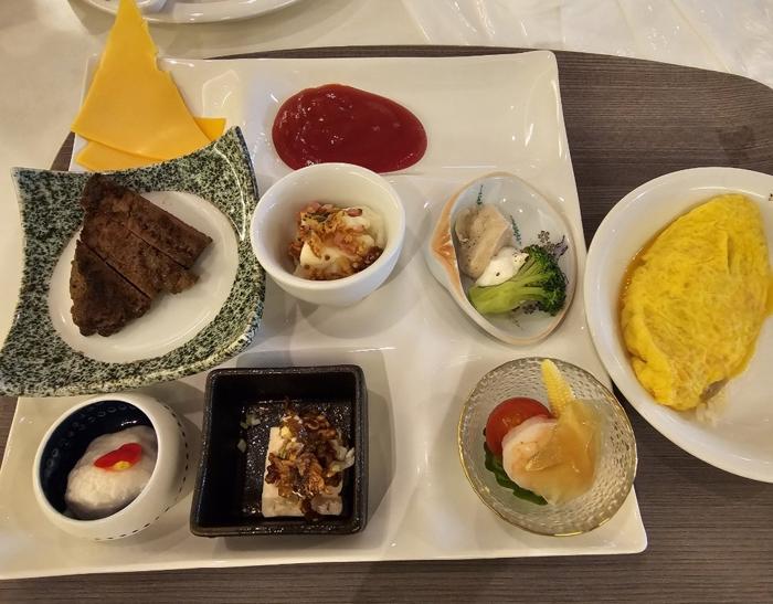 【写真・画像】 小原正子、沖縄のホテルで堪能したビュッフェを公開「ステーキ4皿食べてました」 　1枚目