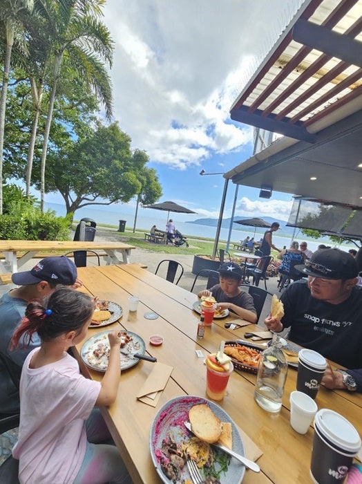 【写真・画像】 小原正子、旅行先のオーストラリアでとても混んでいた店での朝食「ロケーション抜群！」 　1枚目