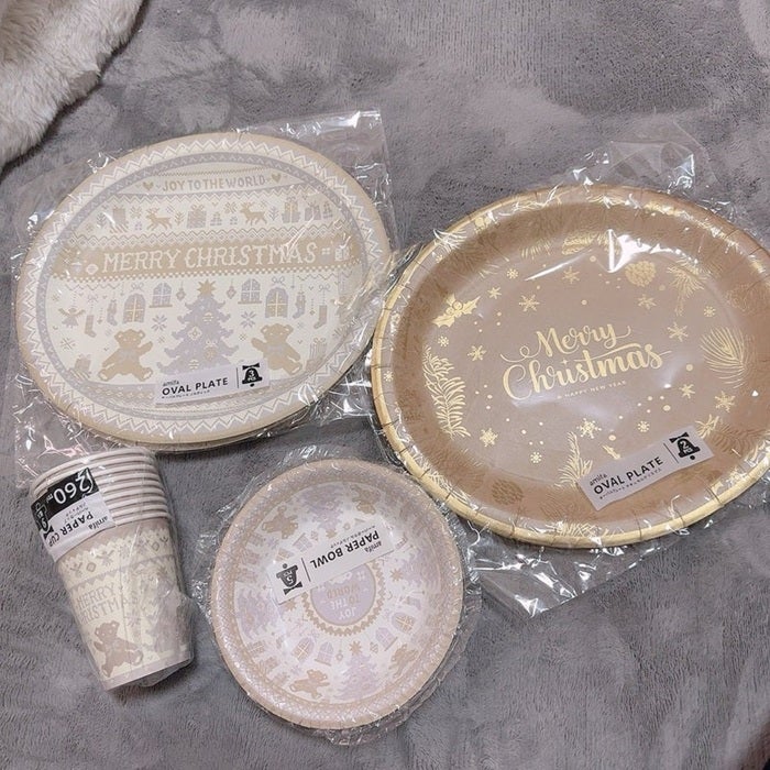 【写真・画像】 「雰囲気変えれて可愛い」『セリア』で購入したクリスマス用の皿を紹介「後片付けもラク」 　1枚目