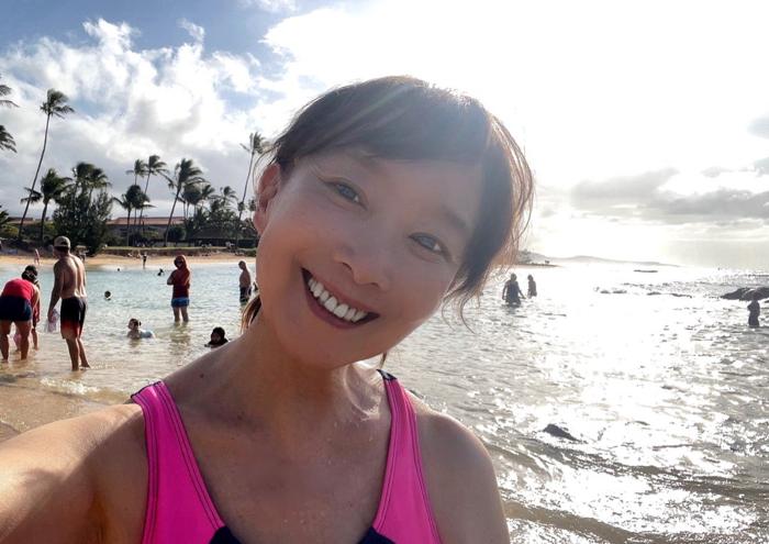 【写真・画像】 アグネス・チャン、ハワイのビーチをバックにした自撮りショットを公開「砂遊びしたり、貝殻を探したりして」 　1枚目