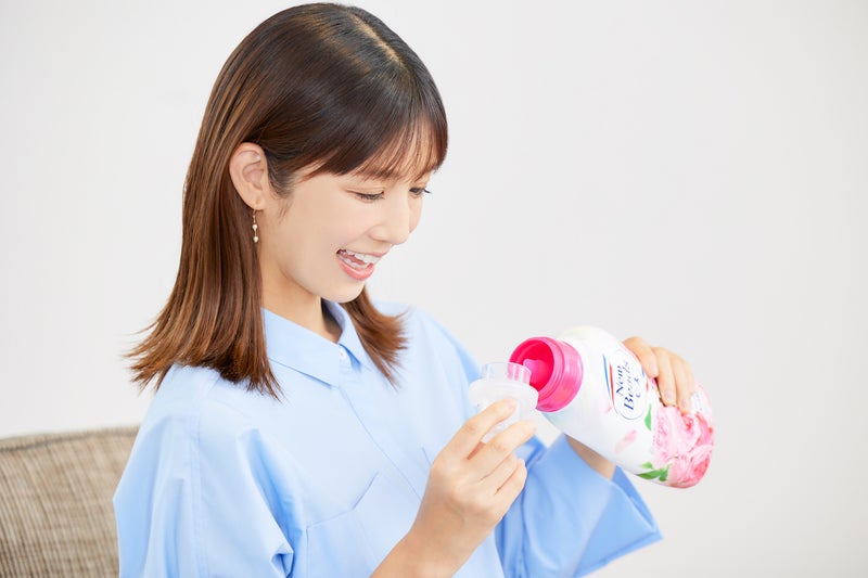 【画像】洗剤を計量する小倉優子さん