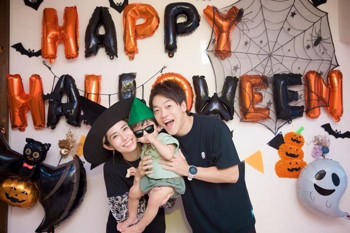 【写真・画像】 おばたのお兄さん、妻・山崎夕貴アナ＆息子との家族ショットを公開「Halloweenパーティーへ合流」 　1枚目