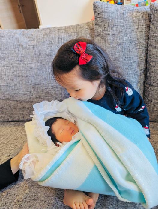 【写真・画像】 内山信二の妻、初めて次女を抱っこした長女の姿を公開「素敵な写真」「尊いツーショット」の声 　1枚目