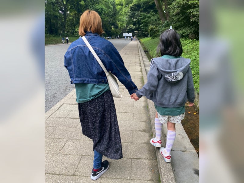 【画像】手をつなぎ歩くタケトの妻と娘