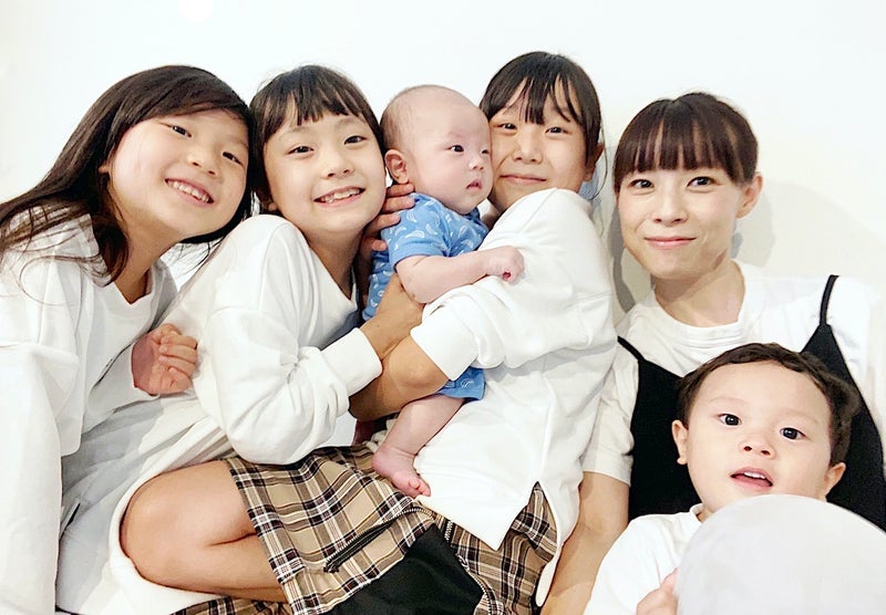 エハラマサヒロさんの奥さんと5人のお子さんの集合写真