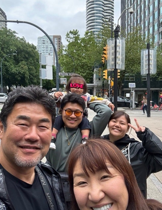 【写真・画像】 北斗晶、カナダに住む長男家族らとの集合ショットを公開「みんな同じ顔！！」 　1枚目