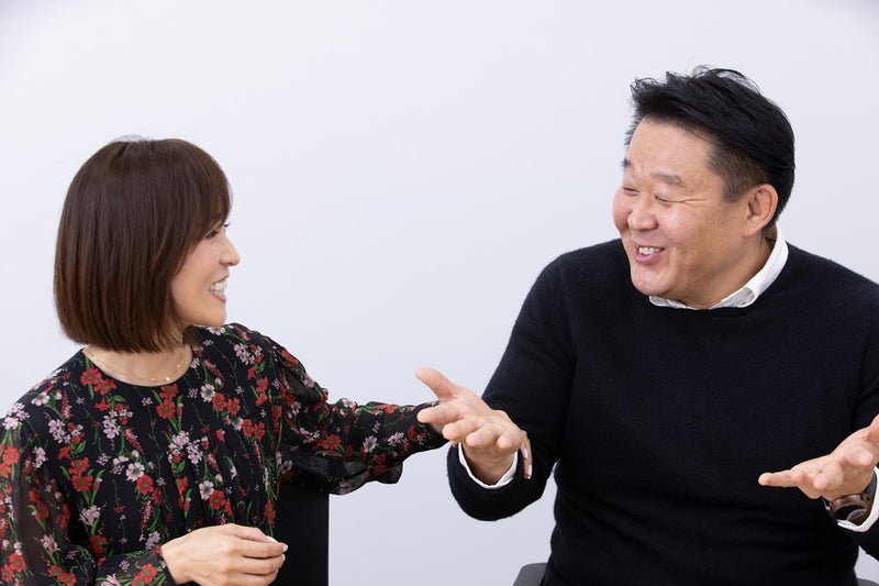 【写真】じゃれあう花田虎上さんと倉実さん