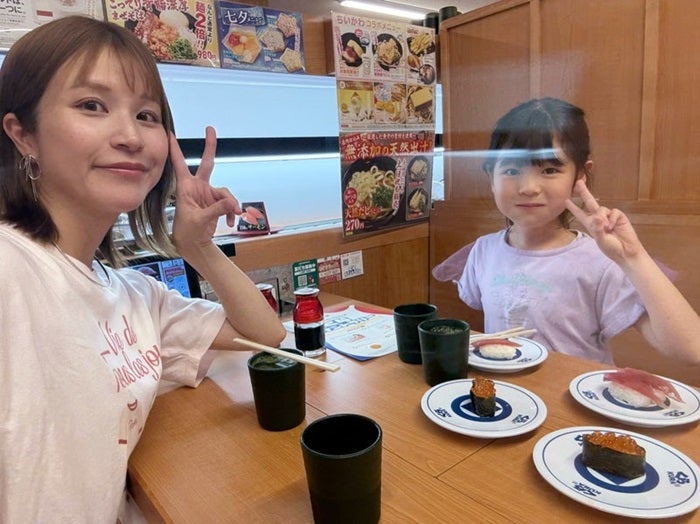 【写真・画像】 はんにゃ.川島の妻、娘と訪れた『くら寿司』でGETしたコラボ品「シャリハーフにしてお皿の枚数を増やし」 　1枚目