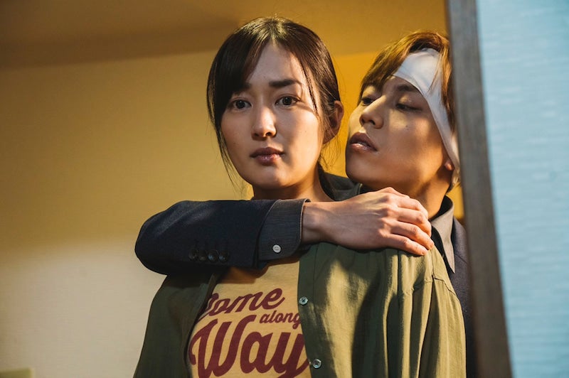 【写真】劇中の高梨臨さんと岩岡徹さん
