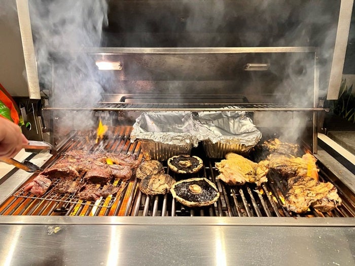 【写真・画像】 薬丸裕英、ハワイでつんく♂らが祝ってくれた誕生日「美味しく楽しいBBQでした」 　1枚目
