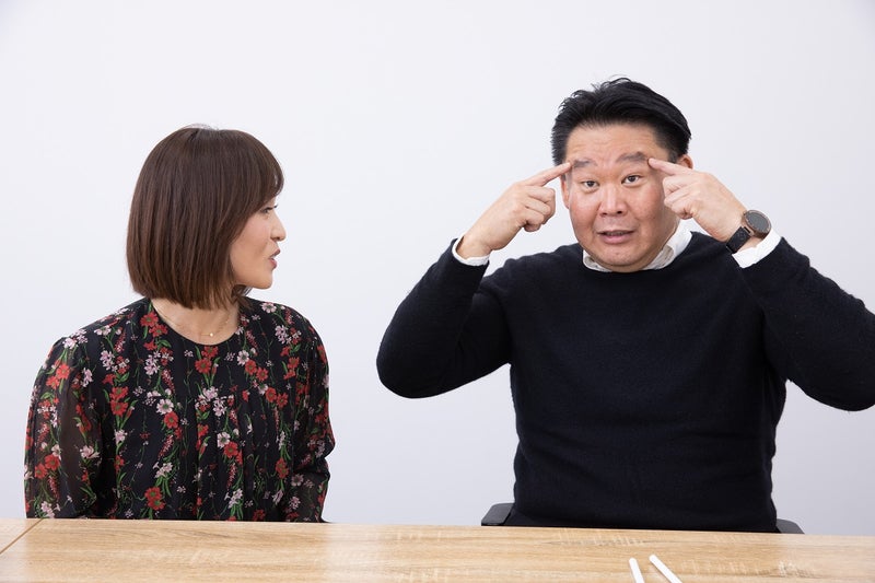 【画像】指で両目を釣り上げる花田虎上さんと見ている倉田