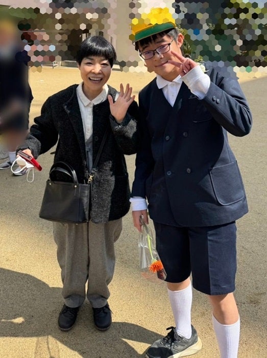 【写真・画像】 山田花子、長男の卒業式に夫婦で出席したことを報告「春から中学生」 　1枚目