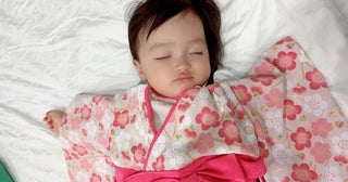 アレク、娘の袴ロンパース姿を公開「よく見ると着てない」