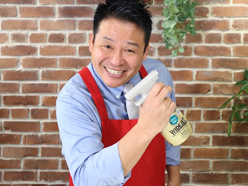 消臭スプレー「リセッシュ除菌EX ワイドジェット」を持ってポーズをとるレジェンド松下さんの写真