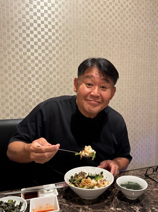 【写真・画像】 花田虎上、妻のリクエストで家族揃って焼肉へ「久しぶりに4人集合しました」 　1枚目