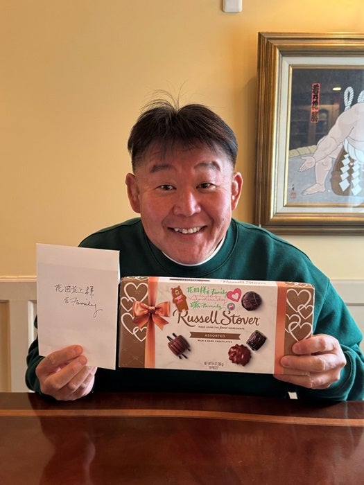 【写真・画像】 花田虎上、曙太郎さんの家族から届いたもの「開けた瞬間から甘い良い香りでした」 　1枚目