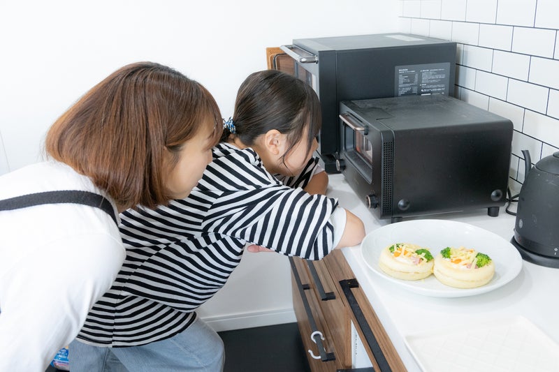 【画像】千鶴さんとみうちゃんがトースターをのぞきこんでいる