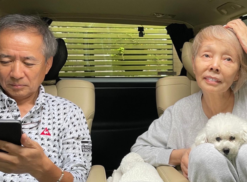【画像】研ナオコさん、旦那様と車中で「徹子の部屋」鑑賞
