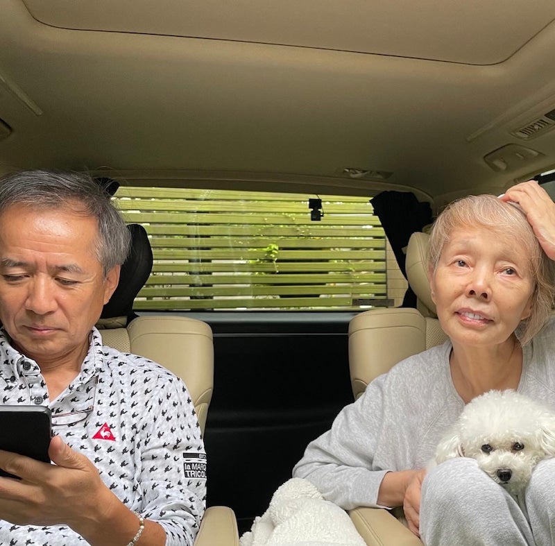 【画像】車の中で放送を見る研ナオコさん夫婦