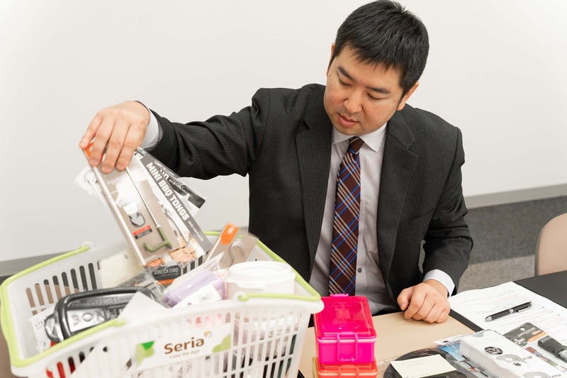 【写真】おすすめ品を探すバイヤー吉原さん
