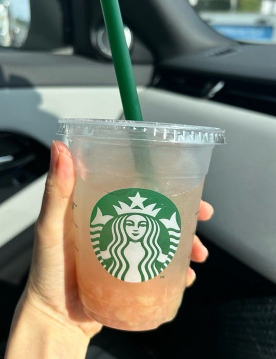 【写真・画像】 真野恵里菜「もう2回も飲んじゃった」スタバでどハマりしたドリンクを紹介「カフェイン入ってないから気にせず飲める」 　1枚目