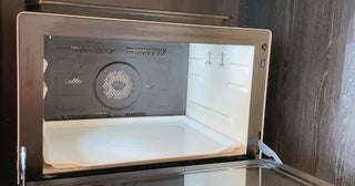 川崎希、ボヤ騒ぎが起きた電子レンジを掃除するも「焦げくさい匂いはまだ取れない」