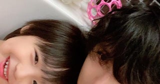 川崎希、夫・アレクと息子の入浴ショットを公開「ダディーにべったり」