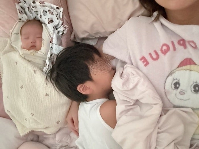 【写真・画像】 辻希美、夫・杉浦太陽の出張中の朝を公開「3人でくっついて寝ています」 　1枚目