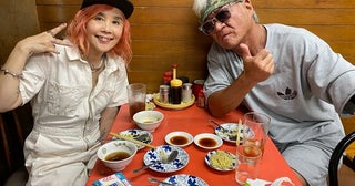 野沢直子、中学校の同級生だった小沢仁志との2ショットを公開「なんと同じクラス」