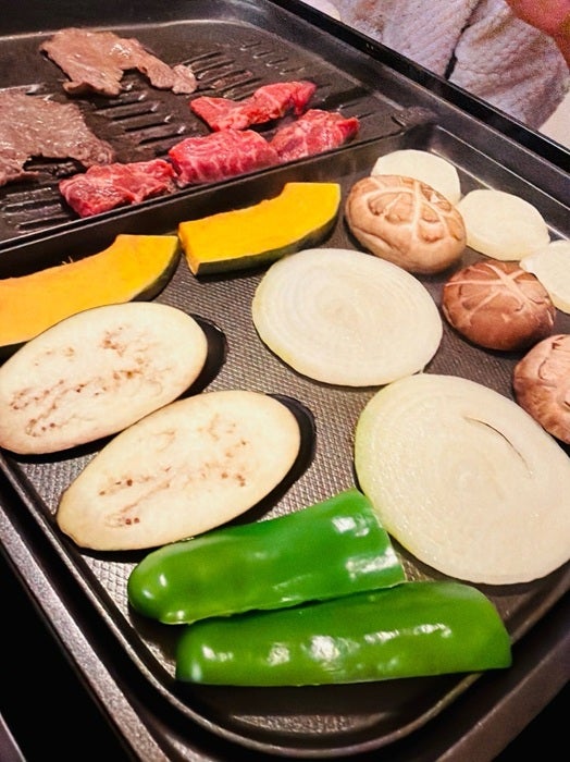 【写真・画像】 細川直美『コストコ』の肉で夕食に焼肉「家でのんびり食べられるのは助かります」 　1枚目