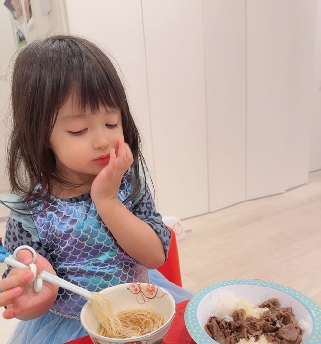 【写真・画像】 川崎希、可愛すぎる娘の姿を公開「お箸を上手に使えるようになってて」 　1枚目