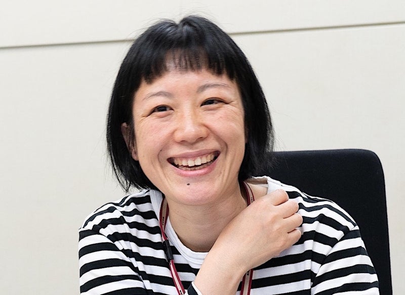 質問に笑顔で答えてくれる日向さんの写真