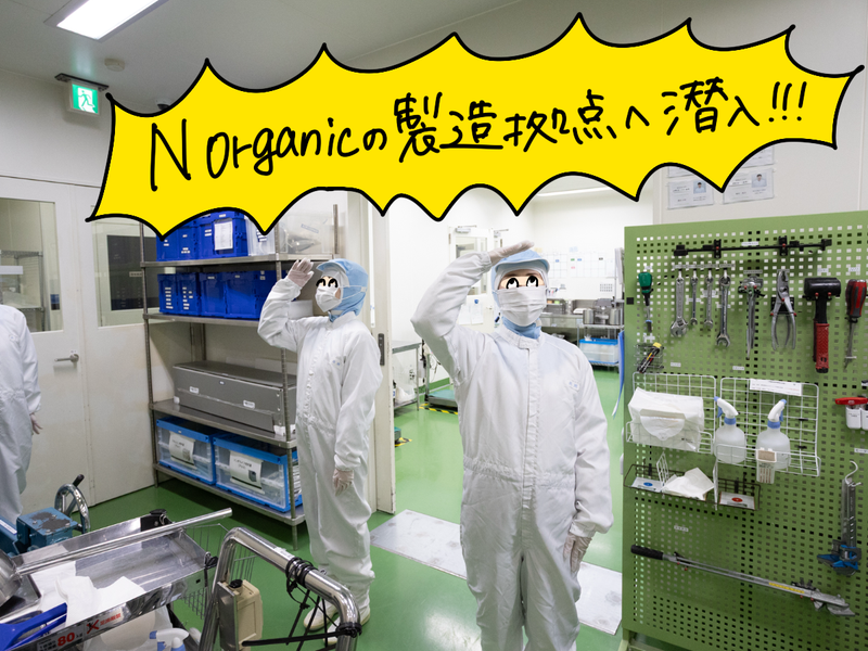 【画像】工場内で敬礼する作業着姿のオギャ子・ドキ子