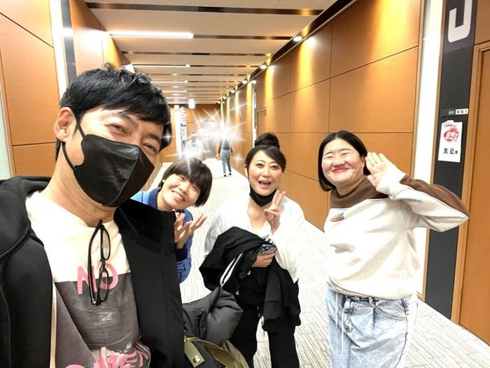 【写真・画像】 東MAX、友近とガンバレルーヤとの集合ショットを公開「安心の楽しいメンバー」 　1枚目