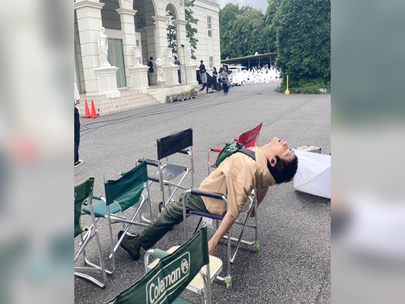 【写真】天を仰ぐ山田裕貴さん