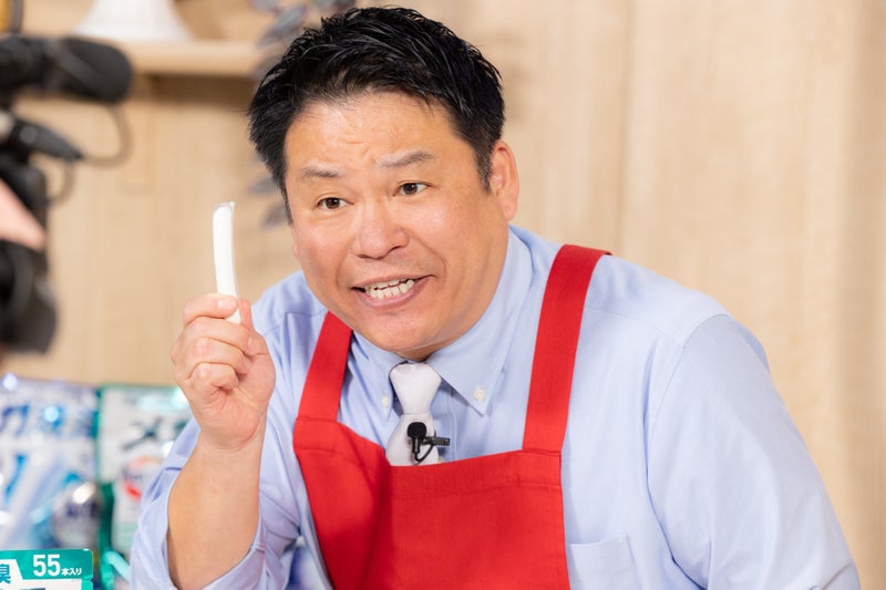 【写真】アタックゼロパーフェクトスティックをレジェンド松下さんが手に持って力説している。
