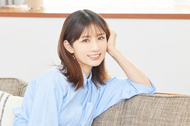 【画像】ソファーに座る小倉優子さん