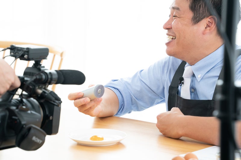 摩擦レス洗顔ブラシを当てても潰れない卵黄を前に笑顔になるレジェンド松下さん