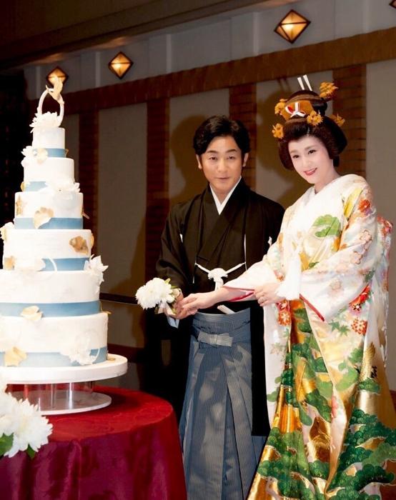 【写真・画像】 片岡愛之助、妻・藤原紀香との2ショットを公開「健康で無事に舞台、映像を勤められてる事、本当に妻に感謝」 　1枚目