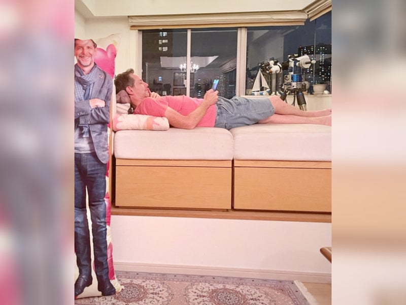 【画像】アンミカさんの自宅、夫婦両面印刷の等身大抱き枕