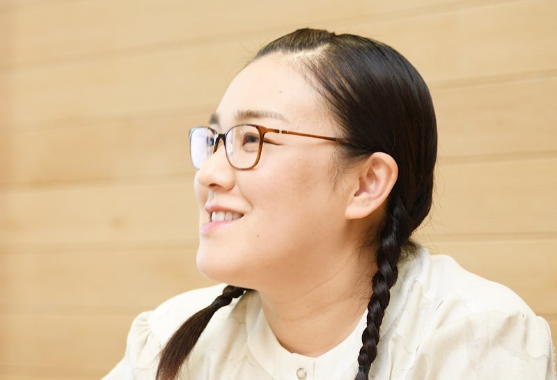 笑顔の白鳥久美子さんの写真