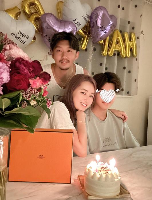 【写真・画像】 仁香、49歳を迎えた誕生日の家族ショットを公開「メンズ2人で色々相談してくれてたみたい」 　1枚目