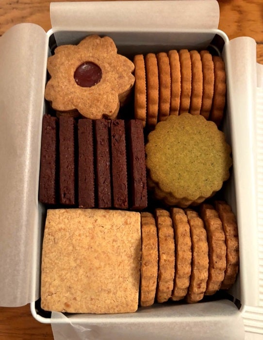 【写真・画像】 アグネス・チャン、くりぃむ上田から届いたクッキー缶「すごく美味しかった！！」 　1枚目