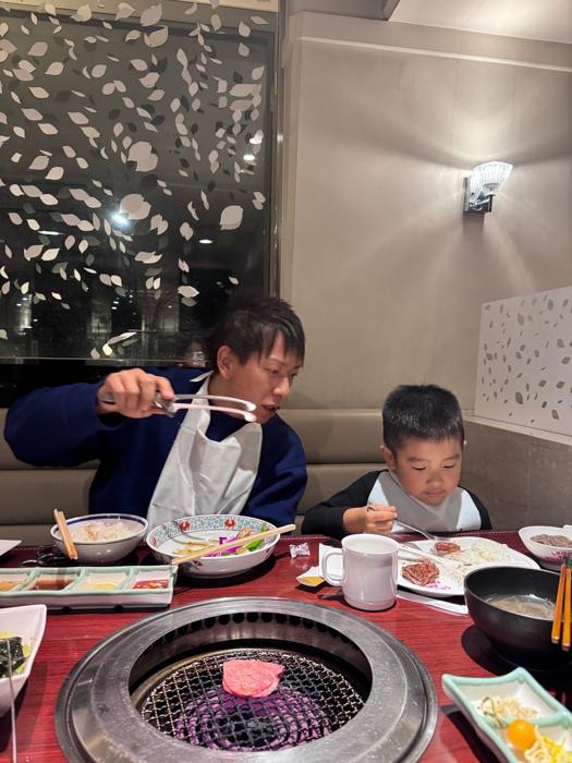 【写真・画像】 はあちゅう氏、外食した日の元夫・しみけんと息子の2ショットを公開「毎週日曜日は、体操教室からの焼肉」 　1枚目