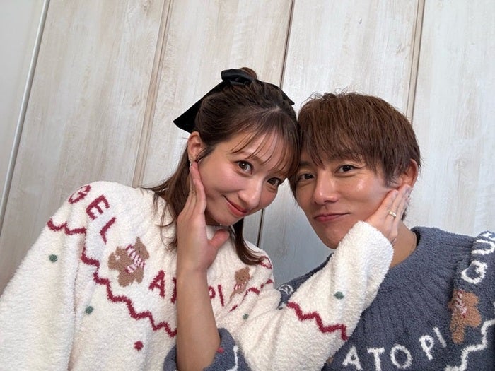 【写真・画像】 杉浦太陽、妻・辻希美とお揃いの服で結婚17年目の2ショット「わちゃわちゃ仲良くやっとります」 　1枚目